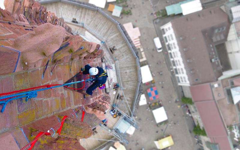 Industriekletterer an Seilen am Turm des Freiburger Münsters